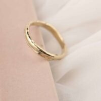 geelgouden ring gevouwen organische structuur