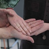 handen met zelfgesmede trouwringen