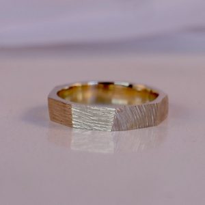 gouden ring met vlakken en structuur