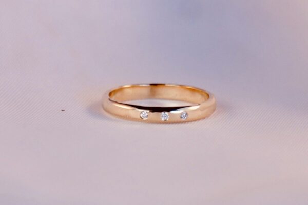 trouwring met 3 diamantjes