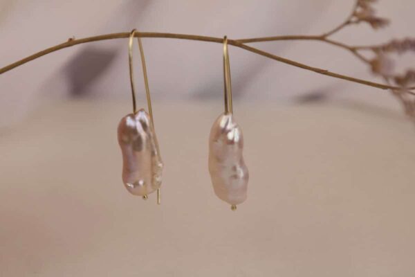 oorhangers met langwerpige zachtroze Biwa parels