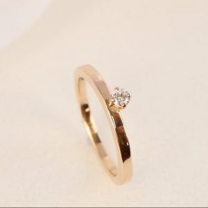 verlovingsring roodgoud met diamant