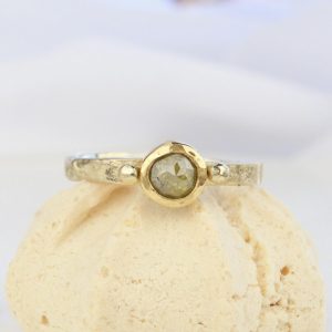 organische ring met groene diamant