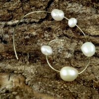 gouden oorhanger met grote witte parels