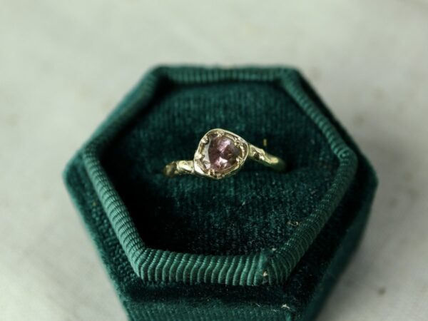 gouden ring met roze steen in groen doosje