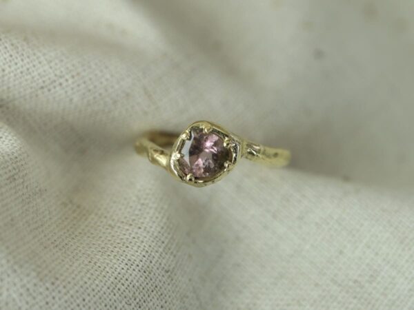 gouden ring met roze toermalijn