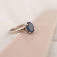 Witgouden ring met ovale saffier