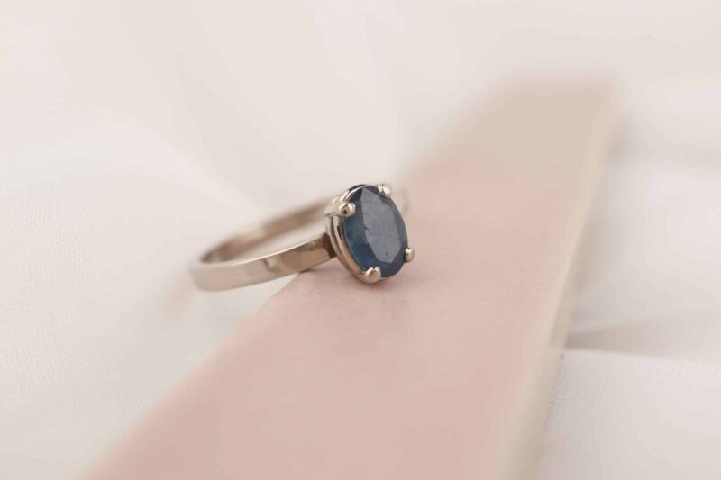 Witgouden ring met ovale saffier