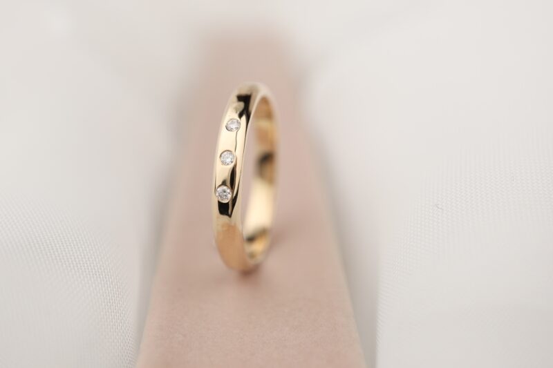ring met diamantjes halfrond