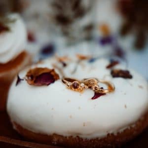trouwringen op donut