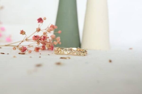 handgemaakte gouden ring met structuur asymmetrisch