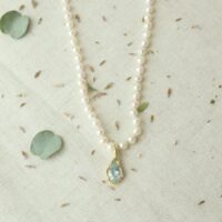 collier van witte zoetwaterparels met organische hanger met aquamarijn