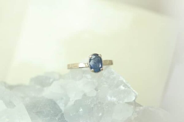 saffier op witgouden ring
