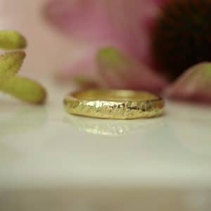 gouden ring halfrond met structuur