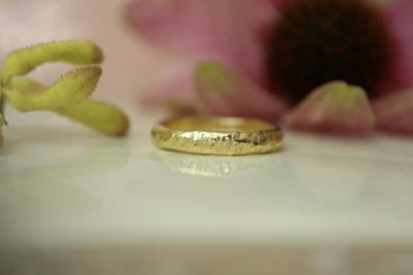 gouden ring halfrond met structuur