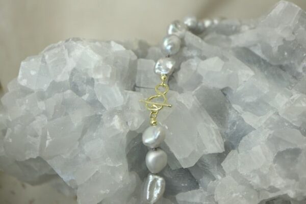 parelketting grijs keshi gouden slot
