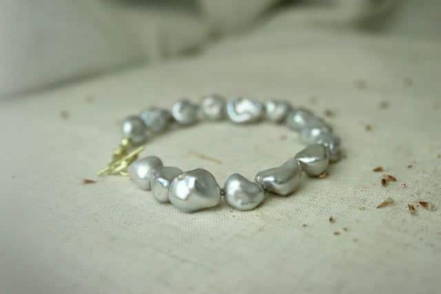 grijze parels armband gouden sluiting