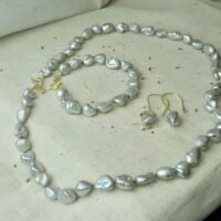 set armband collier en oorhangers parels goud