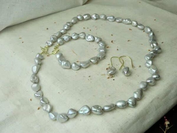 set armband collier en oorhangers parels goud