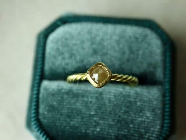 gouden ring met fancy diamant