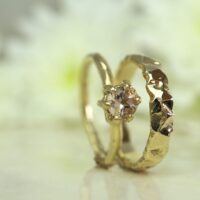 gouden ringen met structuur en roze steen