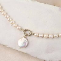 Parelketting met witte barok parel hanger en parelclip sluiting - Afbeelding 2