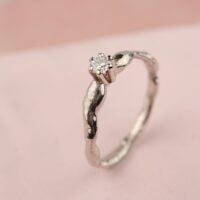 Bijzondere witgouden ring met organische vorm en diamant