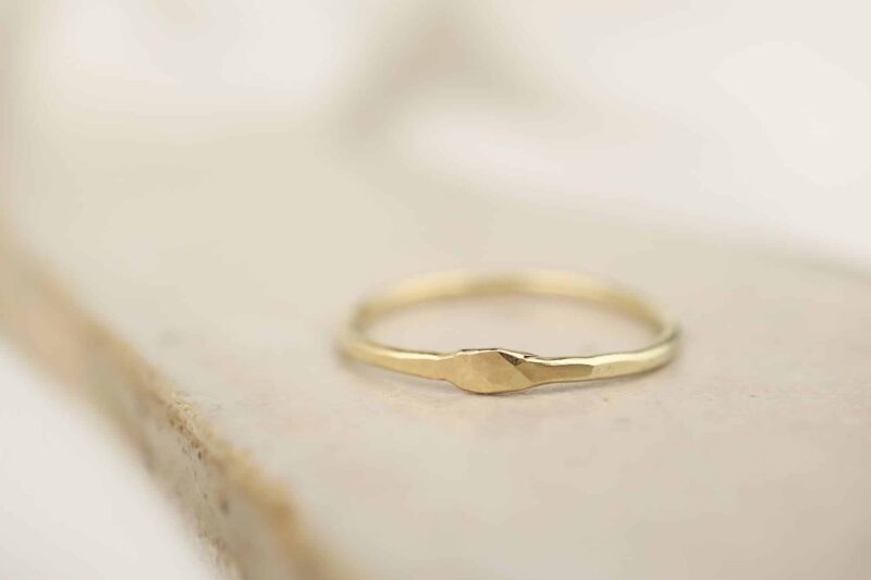 gouden ring met gehamerde structuur