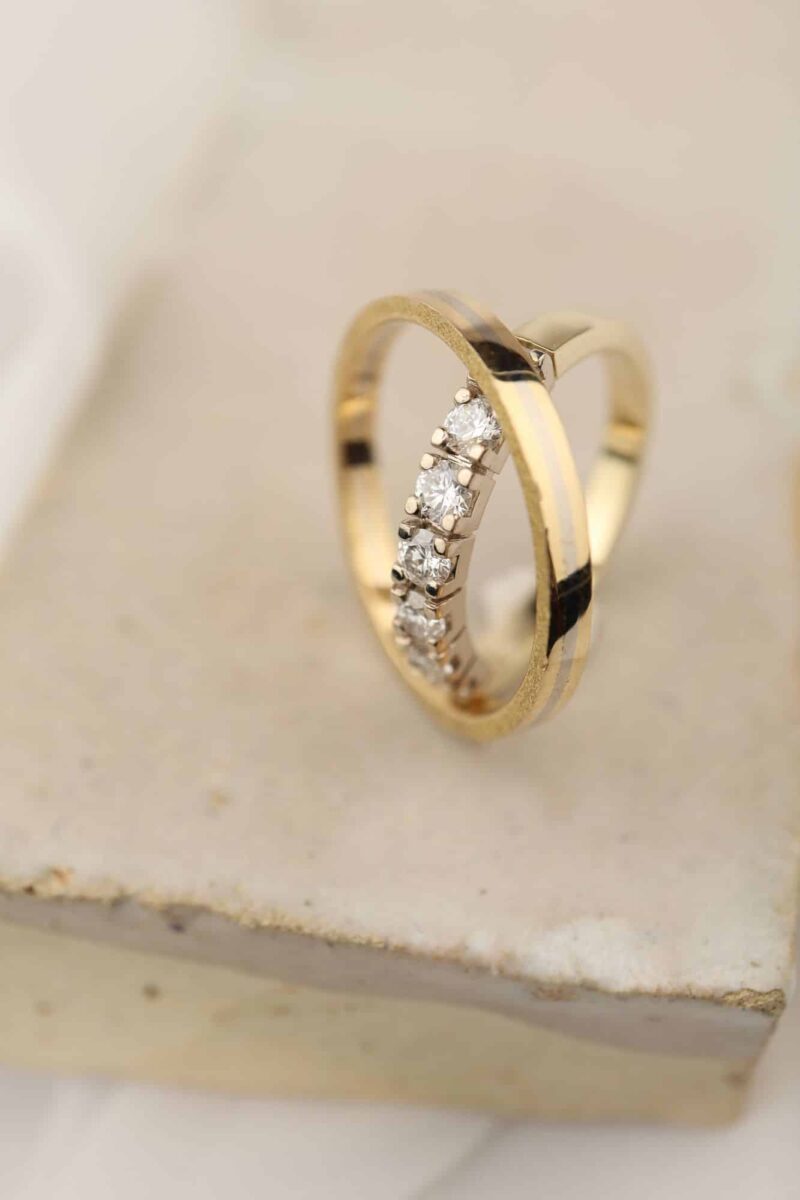 trouwringen met diamanten witgoud en geelgoud