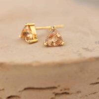 gouden oorbellen met driehoek saffier