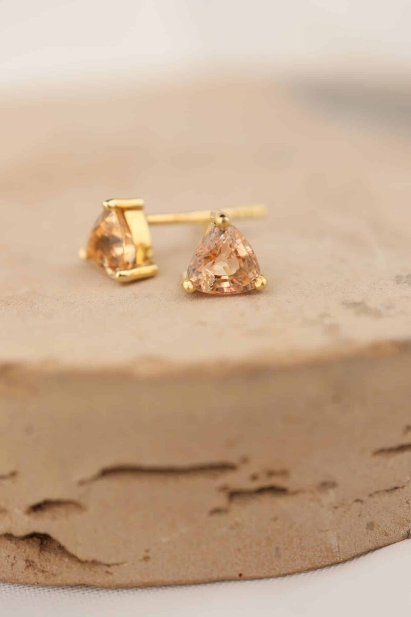 gouden oorbellen met driehoek saffier