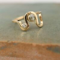 gouden ring met golfende vorm en twee diamanten