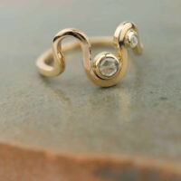 gouden ring met golfende vorm en twee diamanten