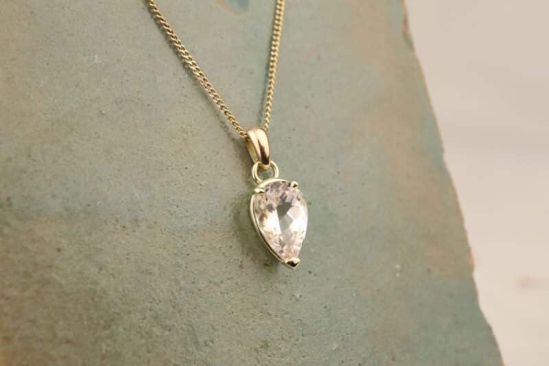 geelgouden hanger met morganiet