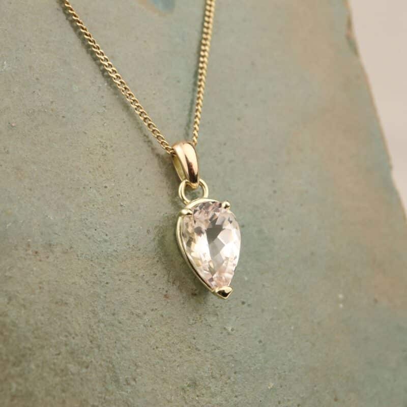 geelgouden hanger met morganiet