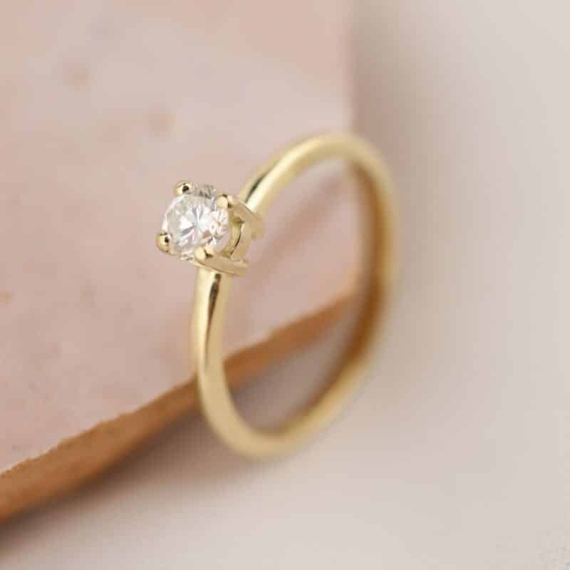 geelgouden ring met diamant