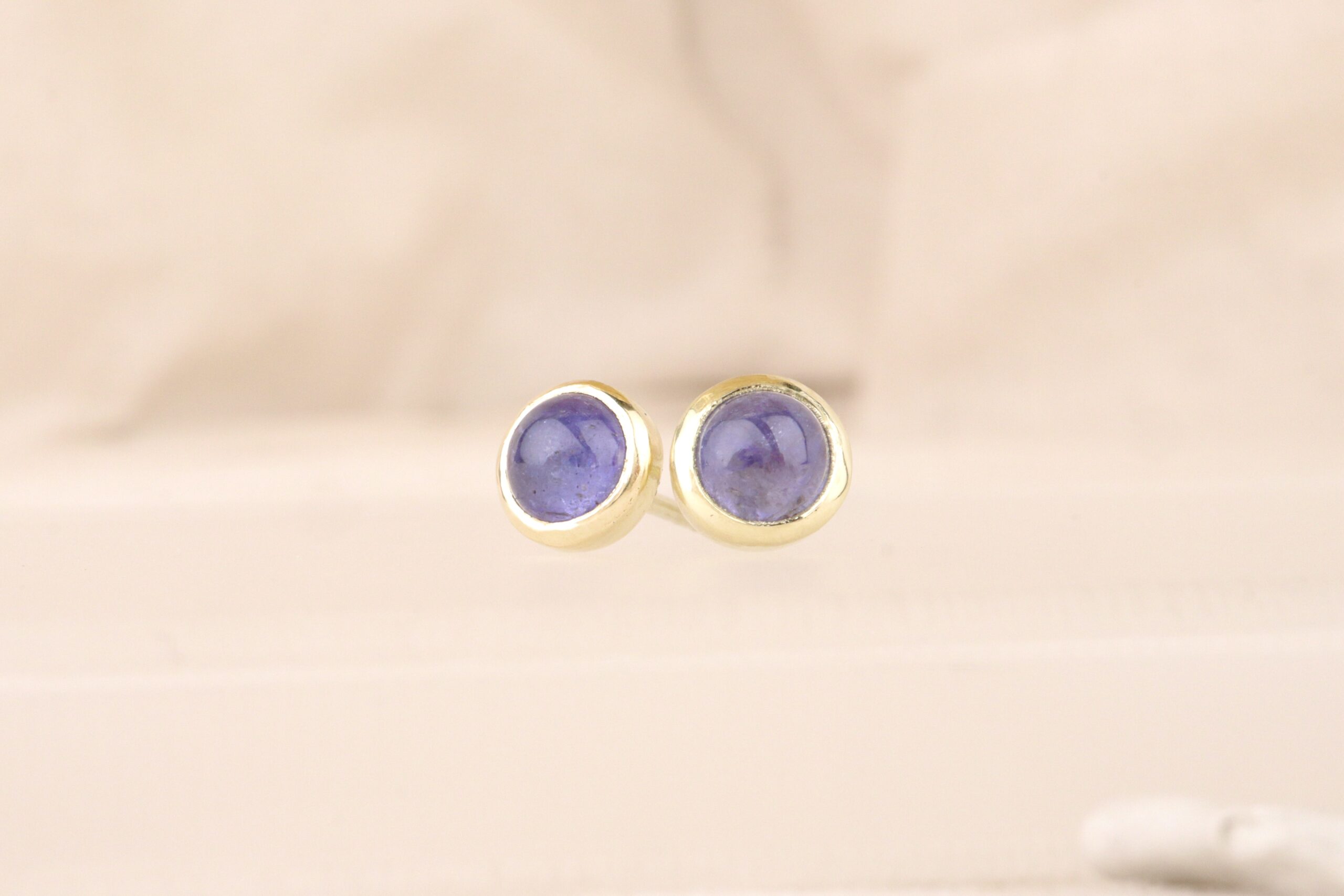 oorstekers met blauwe edelsteen