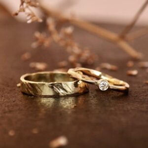 Trouwringen met diamant en organische structuur