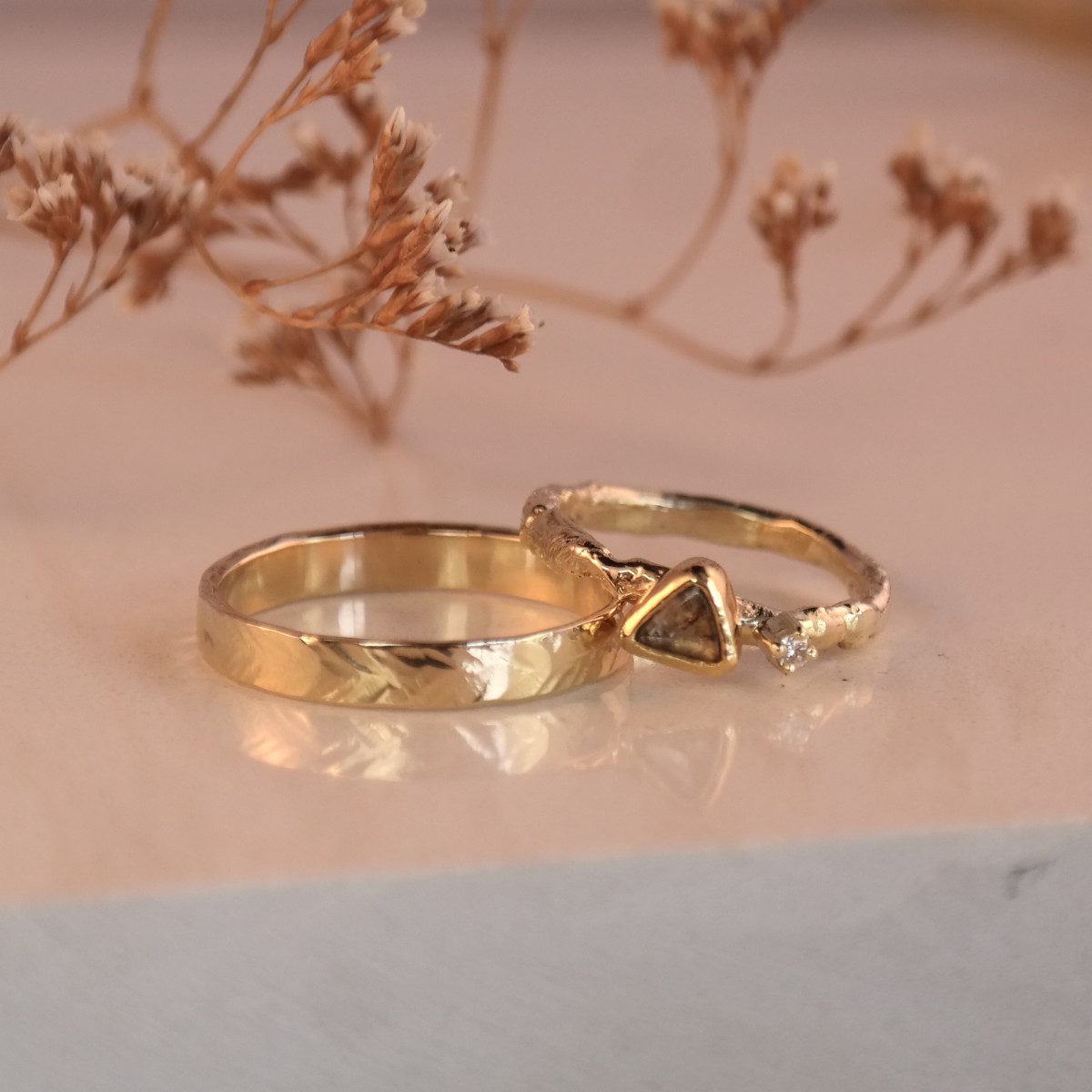 gouden ring met visgraat hamerslag - Afbeelding 4
