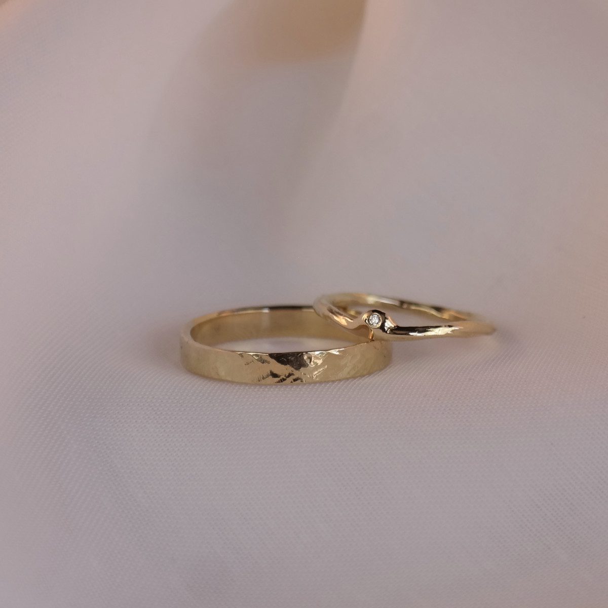 gouden ring met visgraat hamerslag - Afbeelding 3