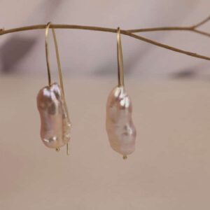 Gouden oorhangers met zachtroze Biwa parels