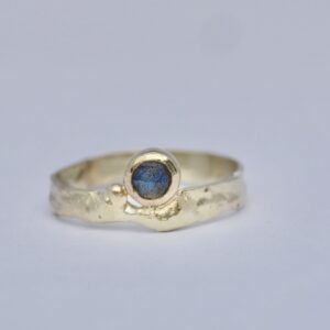 AHI geelgouden ring met rose cut labradoriet