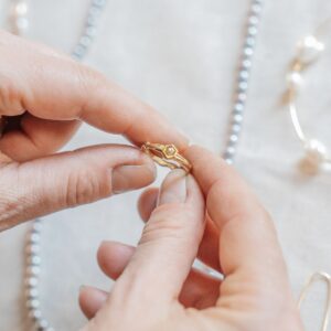 Organische 18kt geelgoud ring met zeshoekige diamant