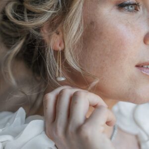 Oorhangers 14kt gg met platte witte parels