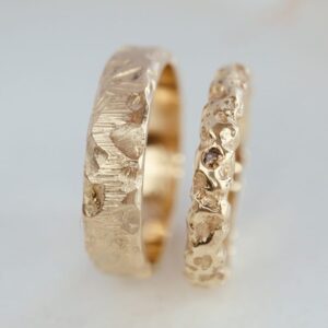 Trouwringen met structuur, geelgoud met diamant