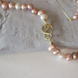 Collier met mixcoloured zoetwaterparels en handgesmede kapitohl sluiting