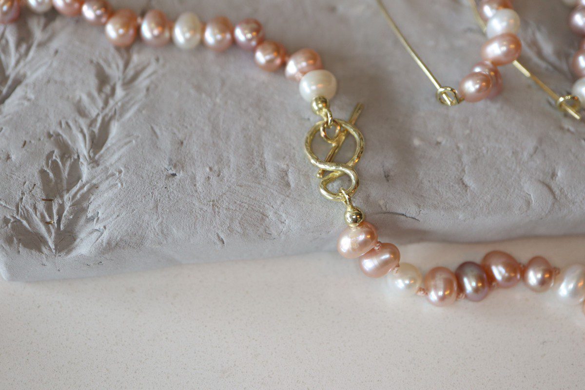 Collier met mixcoloured zoetwaterparels en handgesmede kapitohl sluiting