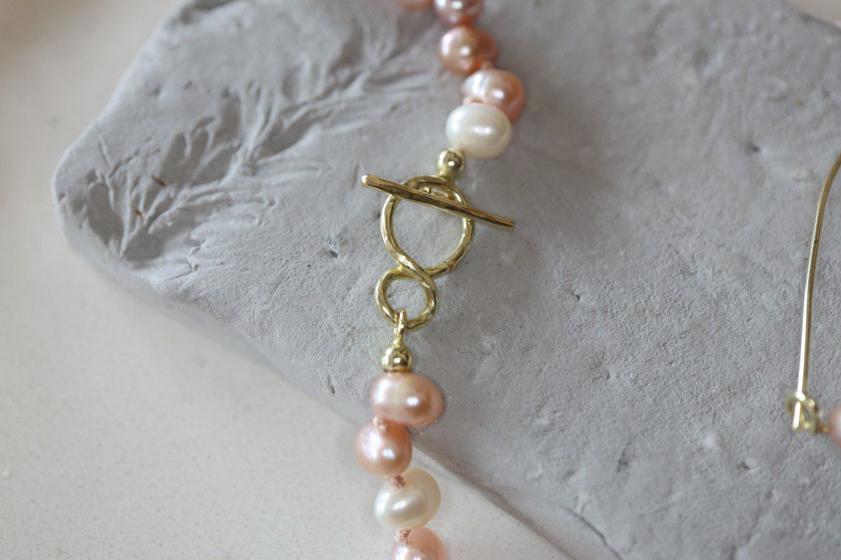 Collier met mixcoloured zoetwaterparels en handgesmede kapitohl sluiting - Afbeelding 3