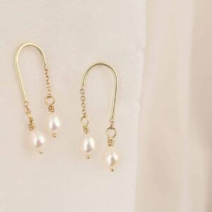 Gouden oorhangers met parels