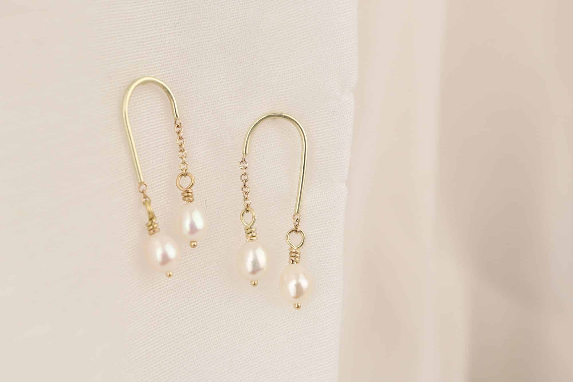 Gouden oorhangers met parels